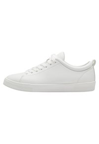 Hvite lågtopps sneakers laget av glatt syntetisk materiale. Har rund tå, flat gummisåle og solide hvite snørebånd. Minimalistisk design.