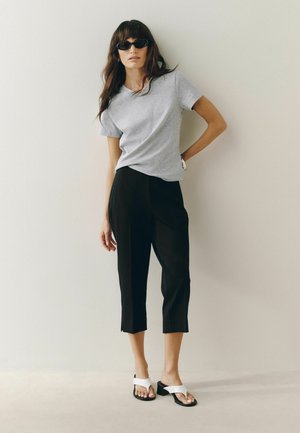 Next, V-NECK FITTED T-SHIRTS 2 PACK - T-Shirt basic - black grey
