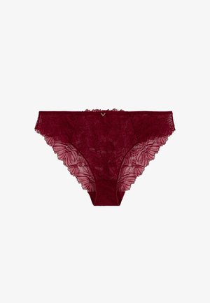 Culottes en dentelle bordeaux avec un motif floral, des bords festonnés et un petit accent métallique à l'avant. Texture douce et transparente.