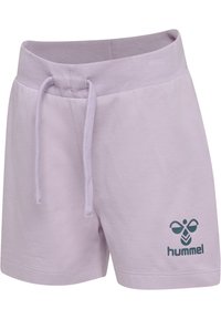 Lichtpaarse katoenen shorts met een elastische tailleband, trekkoord en een groene "hummel"-logo op de voorkant gedrukt. Gladde textuur, casual ontwerp.