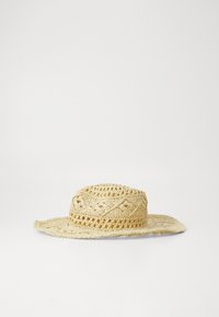 Sombrero de paja con un ala ancha, que presenta un diseño tejido con patrones de diamante. Color beige claro, acabado texturizado y tejido abierto.