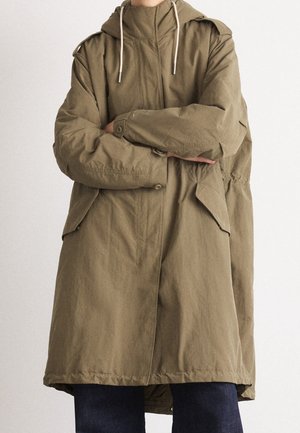 Parka khaki con colletto alto, cappuccio con cordoncino e tasche. Realizzata in un tessuto testurizzato, ha una vestibilità comoda e un design lungo fino al ginocchio.
