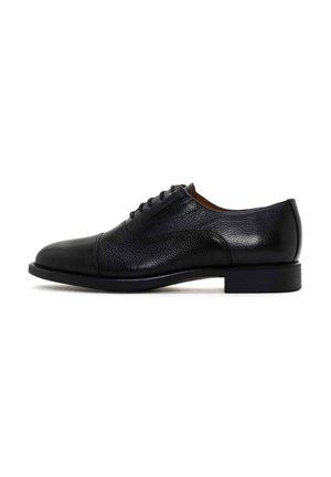 Chaussure habillée en cuir noir à lacets, avec un dessus texturé, un bout rond et une semelle en caoutchouc plate, présentant des détails de couture discrets.