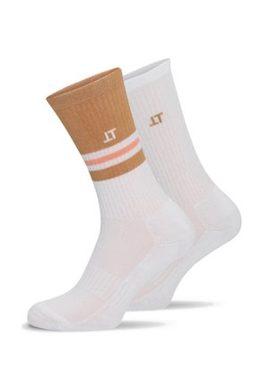 Een paar mid-kuit sokken, één wit met een beige boord en strepen, de andere effen wit, beide met een klein "LT" logo vlak bij de bovenkant.