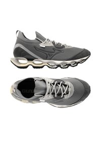 Scarpe sportive grigie realizzate in materiali mesh e suede. Presentano una punta arrotondata, accenti a contrasto e una suola imbottita con più tasche d'aria.