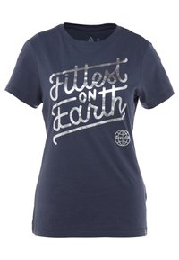 Tmavě modré bavlněné tričko s kulatým výstřihem a krátkými rukávy. Stříbrný metalický nápis "Fittest on Earth". Obsahuje logo CrossFit.