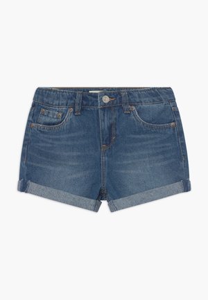 Blå denimshorts med optrukne kanter, forreste knap, lynlås og design med fem lommer på en hvid baggrund.