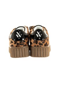 Sneaker con stampa leopardata realizzate in un materiale simile alla pelliccia, con dettagli neri lucidi sul tallone e una suola spessa e decorata.