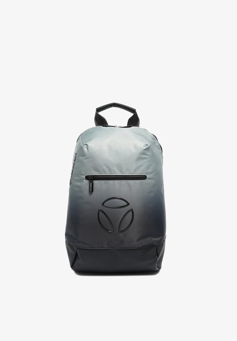 Sac à dos dégradé gris et noir avec poche avant zippée, logo circulaire en trois parties, poignée de transport et bretelles rembourrées.