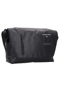 Borsa a tracolla nera realizzata in materiale impermeabile, dotata di un pattina frontale, tasca con zip e dettagli testuali. Inclusa tracolla regolabile.