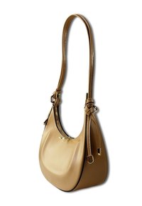 Sac à épaule en cuir tanné, avec une forme incurvée, une longue sangle et quincaillerie en ton doré. Texture lisse avec fermeture éclair et accents latéraux.
