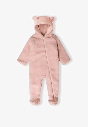 Salopet dintr-o piesă roz din material moale, cu închidere cu fermoar, urechi de urs pe glugă și textură pufoasă. Picioarele sunt acoperite cu material pufos asortat.