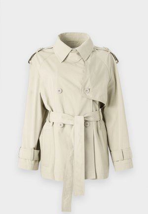 Cappotto beige con bottoni doppi, vita con cintura e spalline. Presenta un colletto classico e cinturini ai polsini.