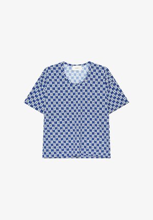 Haut bleu et blanc à manches courtes avec un motif géométrique en losange et un col rond.
