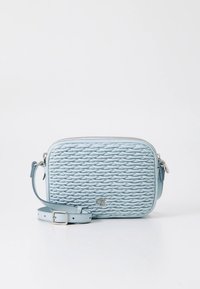 Lyseblå tekstureret læder crossbody taske med justerbar rem og lynlås i sølvfarve samt logoemblem på fronten.