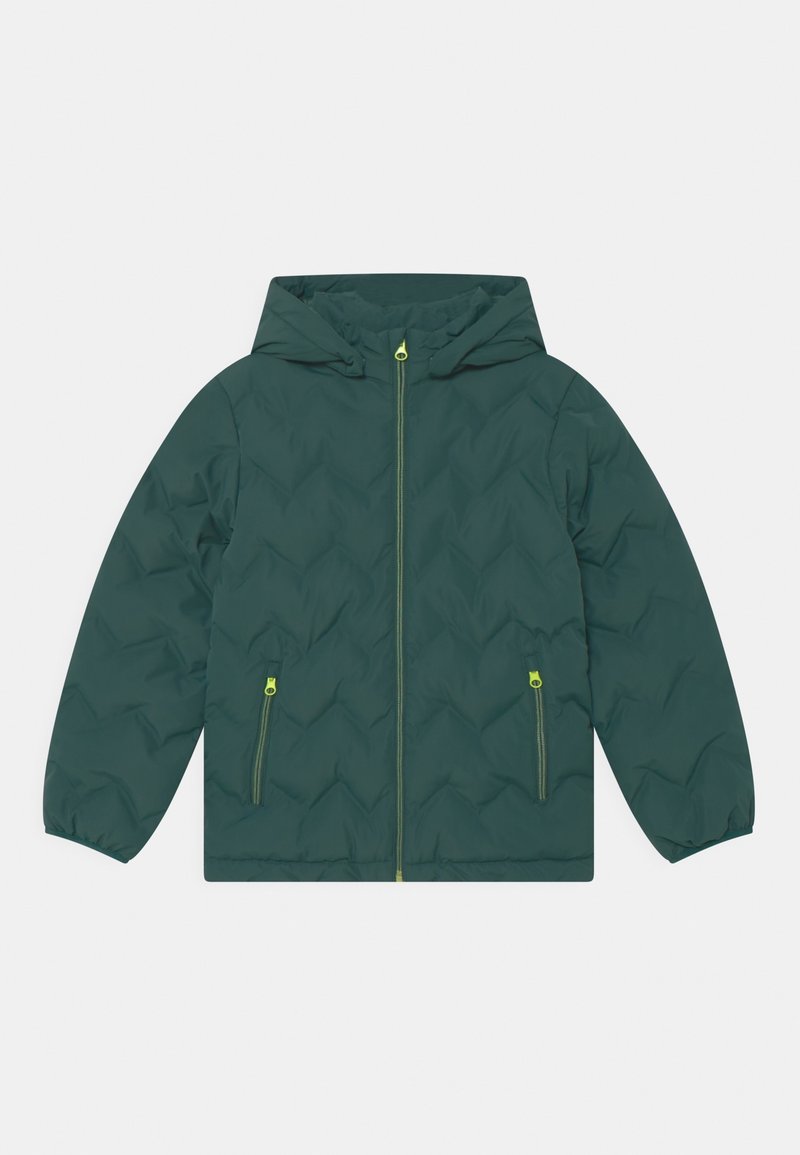 Veste matelassée vert foncé avec capuche, dotée d'une fermeture éclair à l'avant et de deux poches zippées. Garnitures en métal jaune vif.