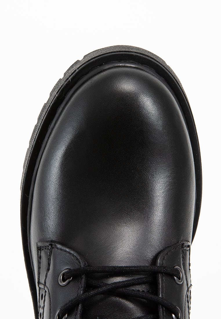 Schwarze Lederstiefel mit glatter Oberfläche, runder Zehenpartie und grauer Gummisohle. Verfügt über schwarze Schnürsenkel und Ösen an der Vorderseite.