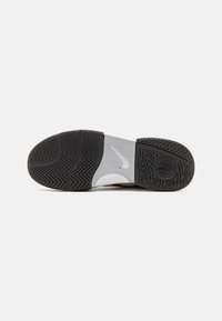 Nike Performance COURT LITE 4 - Tenisice za sve terene - black/laser orange/wolf grey/white