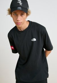 The North Face AXYS TEE - Trükipildiga T-särk - black