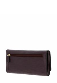 Portefeuille texturé marron avec une poche zippée, de forme rectangulaire slim et design pliable. Présente des éléments en métal doré pour la fermeture.