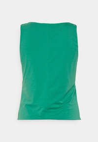 Top verde sin mangas hecho de tela suave, con un diseño estilizado, textura lisa y un ligero detalle de fruncido en la parte trasera.