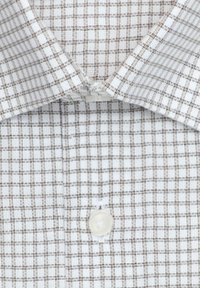 Col de chemise à boutons pour homme avec un motif à carreaux marron et blanc et un bouton blanc visible sous le col.