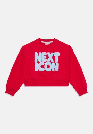 Pullover corto rosso in cotone con lettere soffici e azzurro chiaro "NEXT ICON" davanti. Maniche e scollatura a costine.