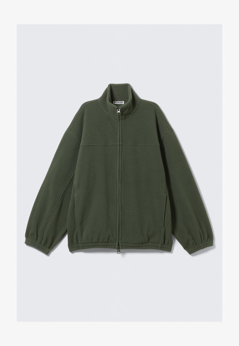 Veste polaire vert foncé avec fermeture éclair intégrale à l'avant, col montant, poignets élastiques et poches latérales, posée à plat sur un fond blanc.