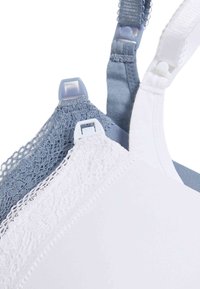 Sujeción azul claro y blanca con ribete de encaje, tirantes ajustables y herrajes de plástico. Presenta tela suave y acentos de encaje texturizado.