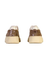 Sneaker marroni e bianchi con superficie texture e lucida, dotati di suola in gomma e design posteriore scallop.