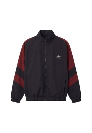 Zwarte jas met ritssluiting, bordeauxrode mouwen en twee diagonale zwarte strepen, elastische manchetten en zoom, en een klein wit logo op de borst.