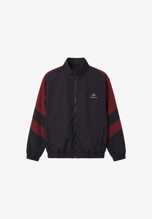 Zwarte jas met ritssluiting, bordeauxrode mouwen en twee diagonale zwarte strepen, elastische manchetten en zoom, en een klein wit logo op de borst.