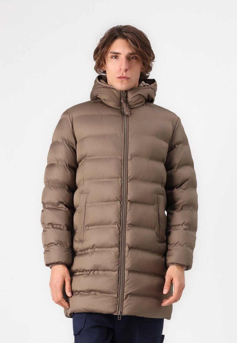 Braune Steppjacke mit Kapuze, ausgestattet mit einem Frontreißverschluss, Seitentaschen und einem quilted Design. Weiche Textur und mittellange Schnittführung.