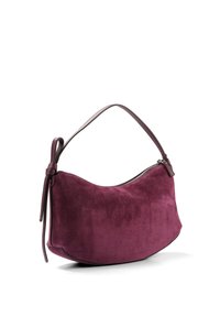 Borsa a spalla in camoscio viola con forma curva, manico singolo e chiusura con cerniera. Presenta una rifinitura in pelle liscia per un dettaglio aggiuntivo.