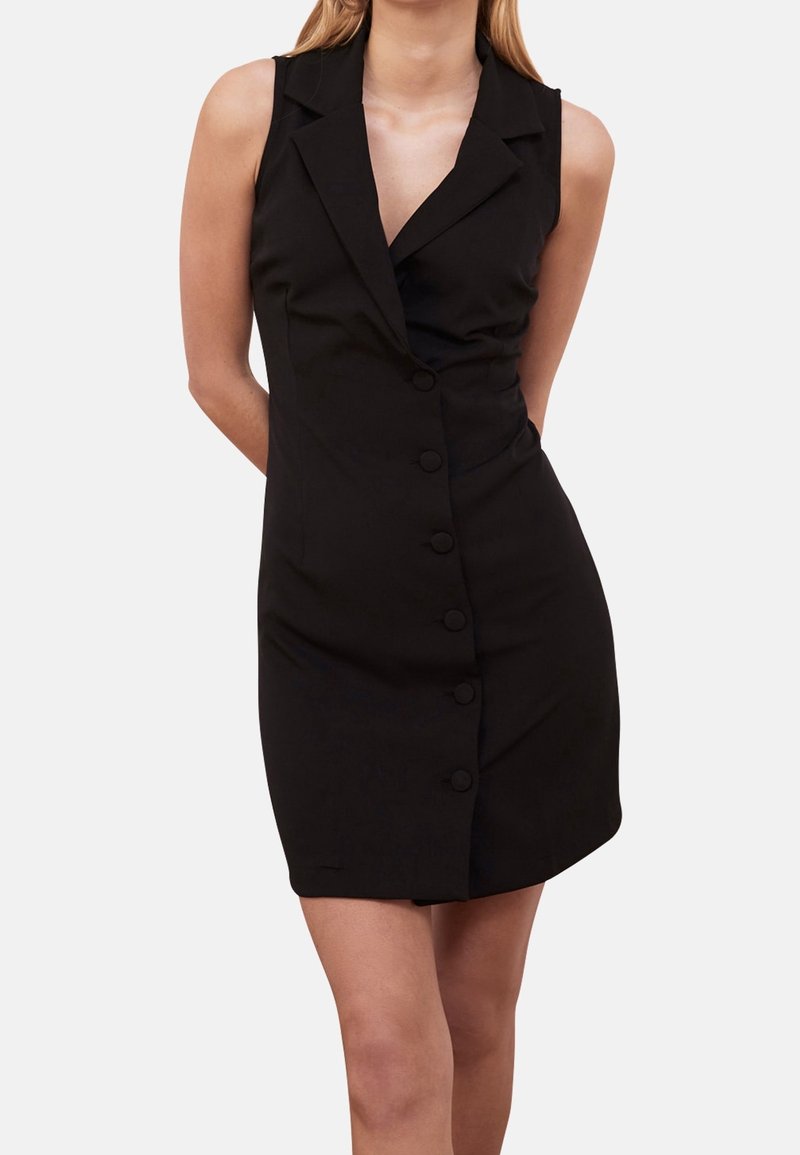 Robe noire sans manches avec un col en V, fermeture à bouton sur le devant et une coupe ajustée. Tissu lisse et longueur au genou.