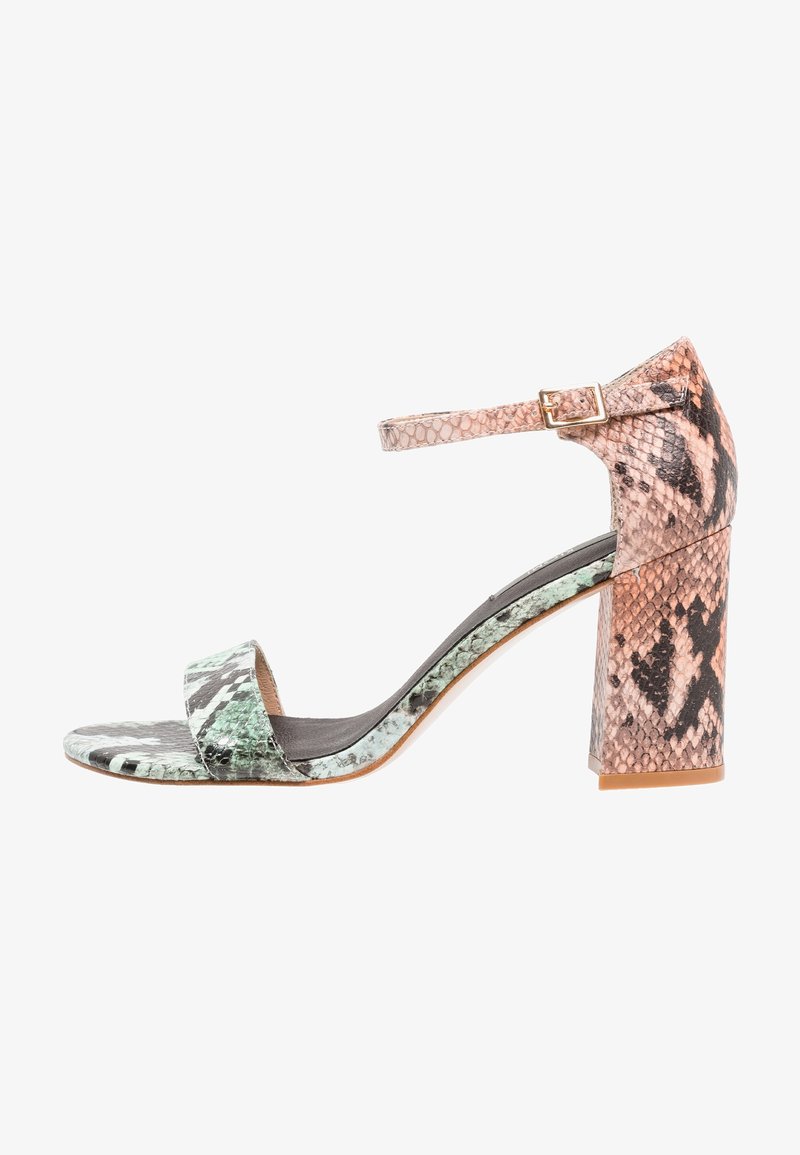 Sandales à talons hauts avec un talon épais, présentant un motif serpent en rose et vert. Bride de cheville ajustable pour un maintien sécurisé.