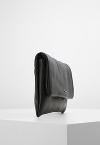 Černé kožené psaníčko s texturovaným povrchem, přeloženým klopou a jemnými kovovými detaily. Jednoduchý, obdélníkový design s elegantním profilem.