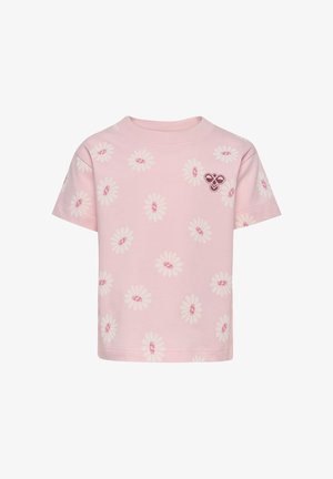 Roze katoenen t-shirt met korte mouwen, met een bloemenpatroon in wit en lichtroze, en een klein bruin logo aan één kant.