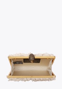 Pochette con struttura in metallo dorato, esterno in tessuto crema decorato con fiori in tessuto lavorato e chiusura a forma di uccello. Fodera interna testurizzata.