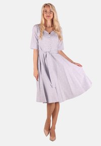 Hellgraues Kleid mit kleinen weißen Punkten, kurzen Ärmeln, V-Ausschnitt, Knopfleiste und einem Bindegürtel, fließendem Rock und glatter Textur.