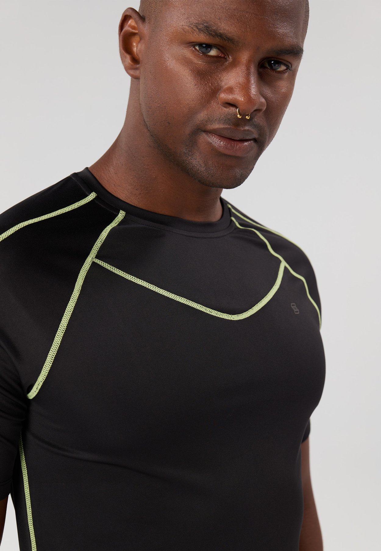 SHORT SLEEVE T-SHIRT WITH NEON CONTRAST STITCH