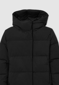 Doudoune noire avec un col haut et une capuche. Présente des sections matelassées et une texture lisse et mate. Pas de fermetures ou de poches visibles.