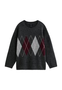 Pull en tricot gris avec un motif argyle en bordeaux, gris clair et blanc. Encolure ronde et manches longues. Texture douce.