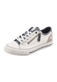 Baskets blanches avec des accents gris, dotées d'un dessus en cuir texturé, d'une semelle en caoutchouc blanche, de lacets sur le devant et d'un détail de fermeture éclair sur le côté.