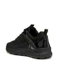 Sneaker sportive nere con tomaia in rete testurizzata, dettagli lucidi e suola in gomma spessa con un motivo a onde per una migliore aderenza.