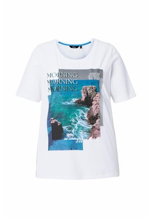 Valkoinen lyhythihainen T-paita, jossa on merenrantakallioiden kuva ja toistuva teksti "MORNING" veden edessä olevasta kohtauksesta edessä.