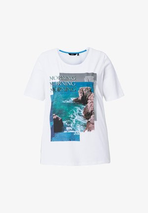 T-shirt blanc à manches courtes avec impression falaise océanique et texte répété « MORNING » au-dessus de la scène aquatique sur le devant.