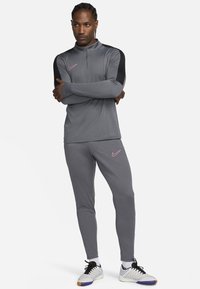 Nike Performance DRI-FIT ACADEMY PANT - Trainingsbroek - iron grey iron grey iron grey sunset pulse