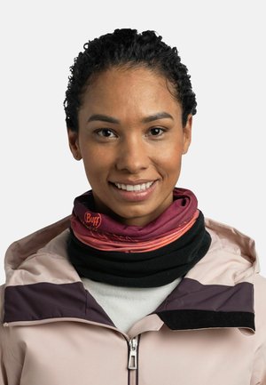 Cuello multifuncional en un degradado de burdeos y negro, hecho de una tela elástica, que presenta una etiqueta con logo y un diseño estratificado.