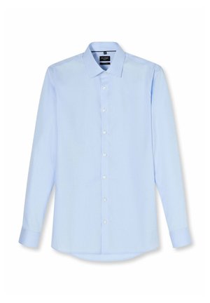 Hellblaues langärmeliges Herrenhemd mit Knopfleiste vorne und klassischem Kragen, flach auf einem weißen Hintergrund dargestellt.